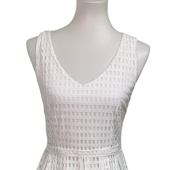 Everly Womens Medium White Sleeveless V-Neck Lace Back Zip Fit n Flare Dress