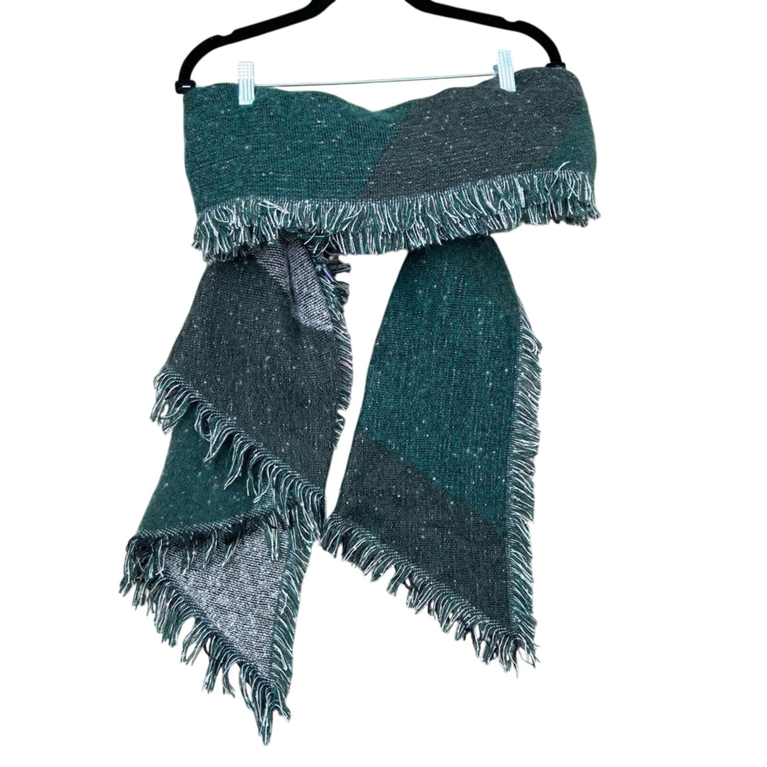 NWT New Serra Womens One Size Green White 100% Polyester Fringed Shawl Wrap
