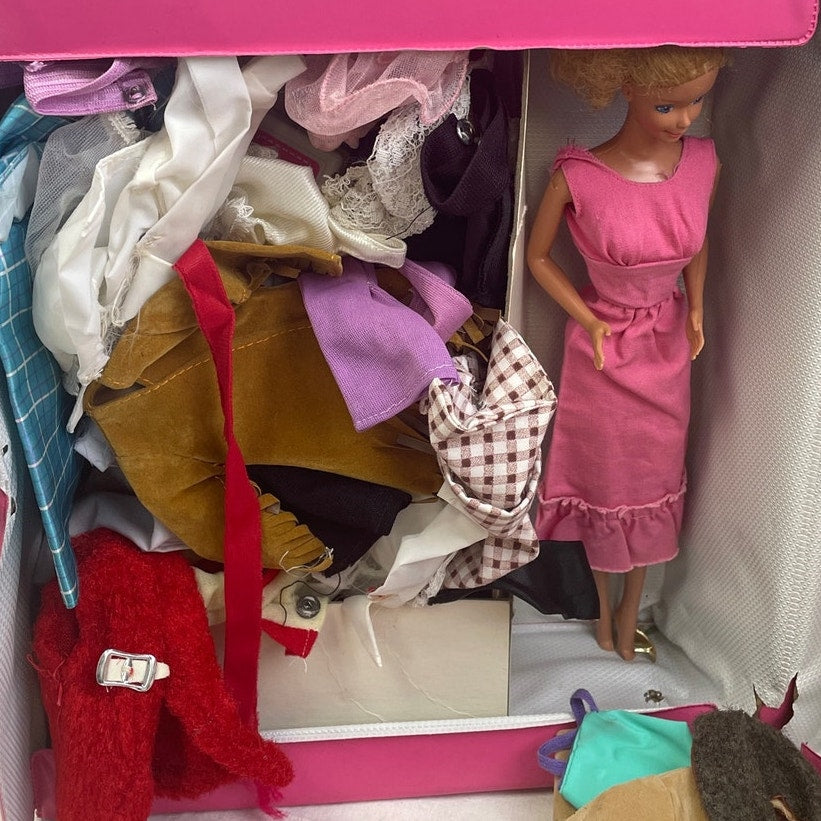 Vintage 1966 Mattel Barbie 1977 Fashion Doll Vinyl Travel Case Clothing Outfits