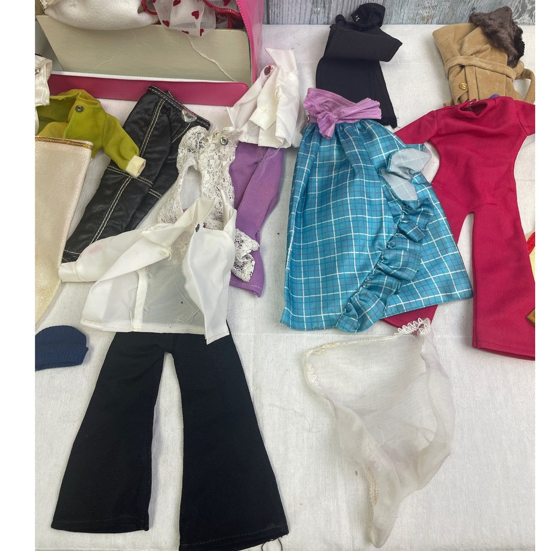 Vintage 1966 Mattel Barbie 1977 Fashion Doll Vinyl Travel Case Clothing Outfits