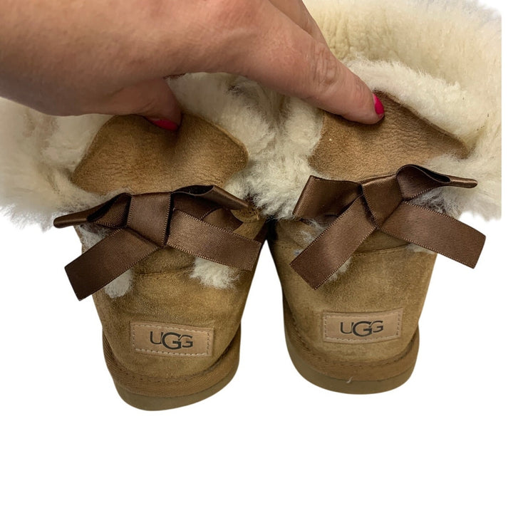Ugg Womens Size 7 Tan Ankle Boots Mini Back Bow Fur Lined Round Toe Shoes
