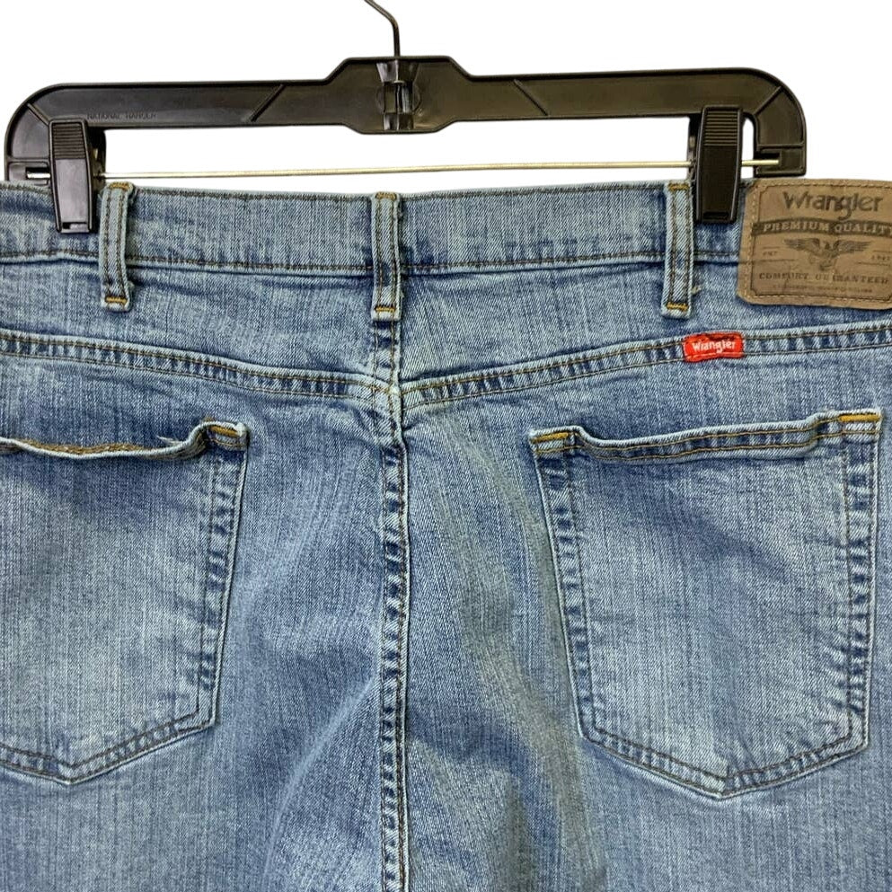 Wrangler Mens 40 X 32 Relaxed Fit Cotton Blend Lighter Wash Denim Blue Jeans