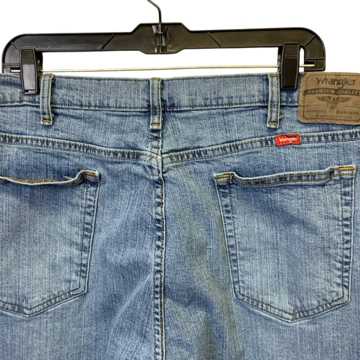 Wrangler Mens 40 X 32 Relaxed Fit Cotton Blend Lighter Wash Denim Blue Jeans