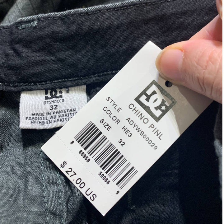 New DC Shoes Size 32 Black on Gray Pinstripe Chino Long Board Shorts w Pockets