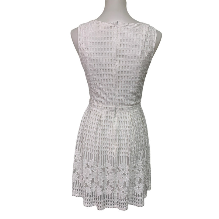 Everly Womens Medium White Sleeveless V-Neck Lace Back Zip Fit n Flare Dress