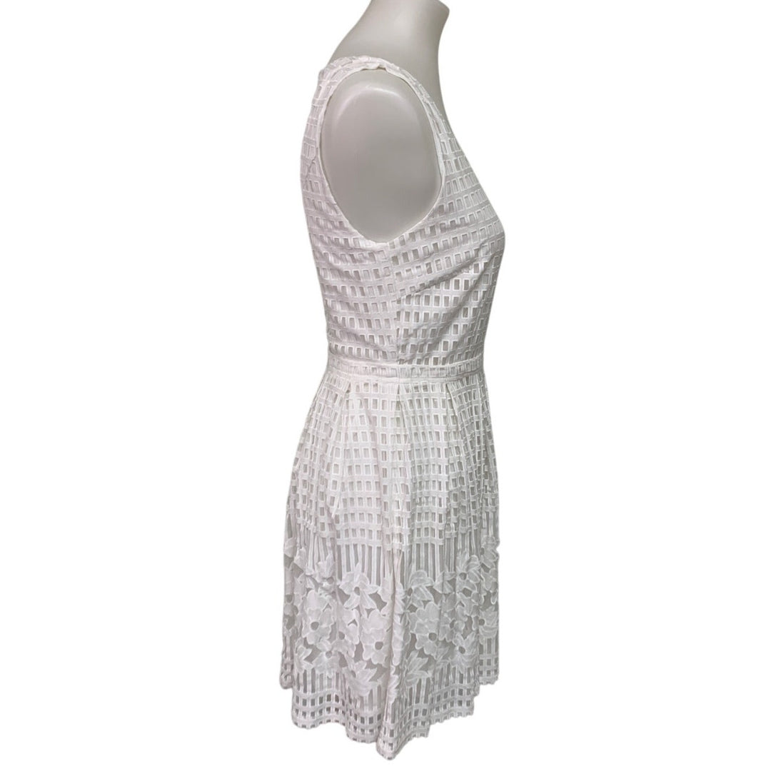 Everly Womens Medium White Sleeveless V-Neck Lace Back Zip Fit n Flare Dress