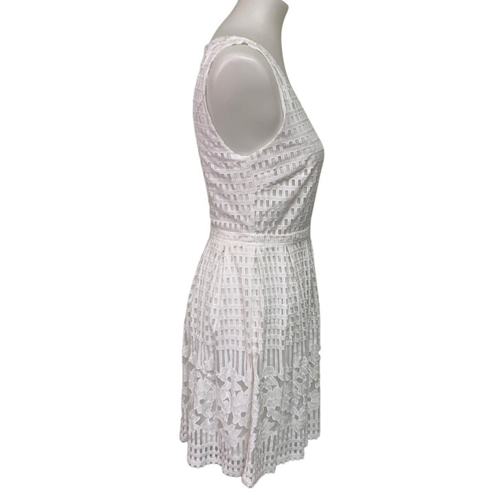 Everly Womens Medium White Sleeveless V-Neck Lace Back Zip Fit n Flare Dress