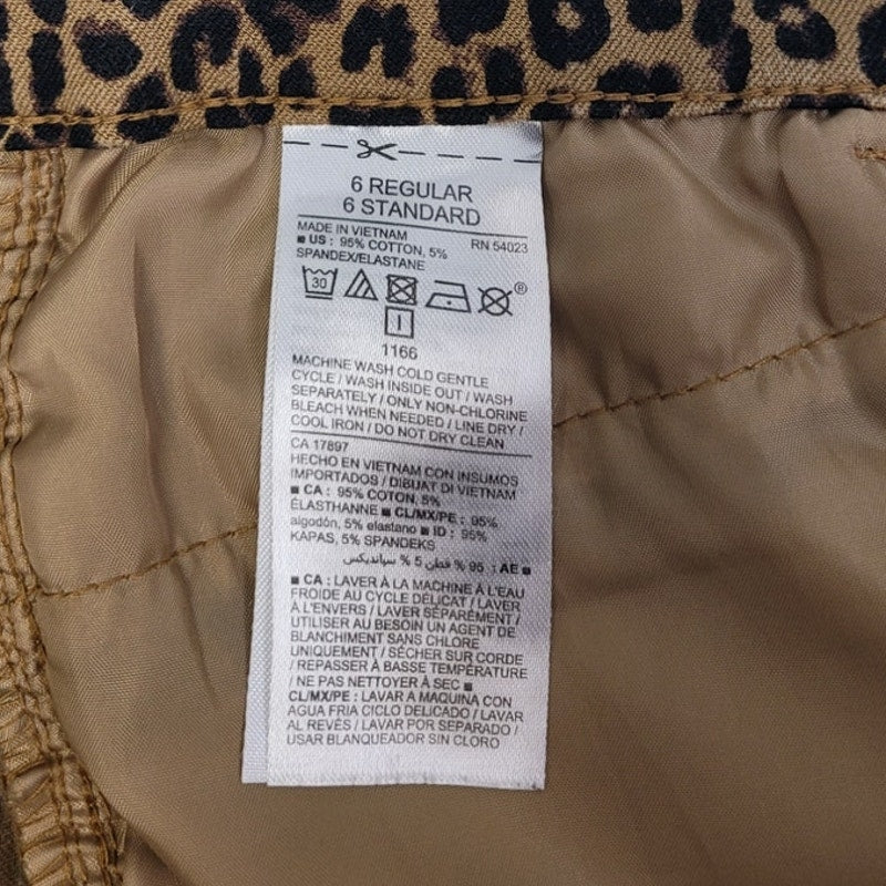 Old Navy Womens 6 Cotton Blend Pixie Mid Rise Cheetah Print Jeans w Faux Pockets
