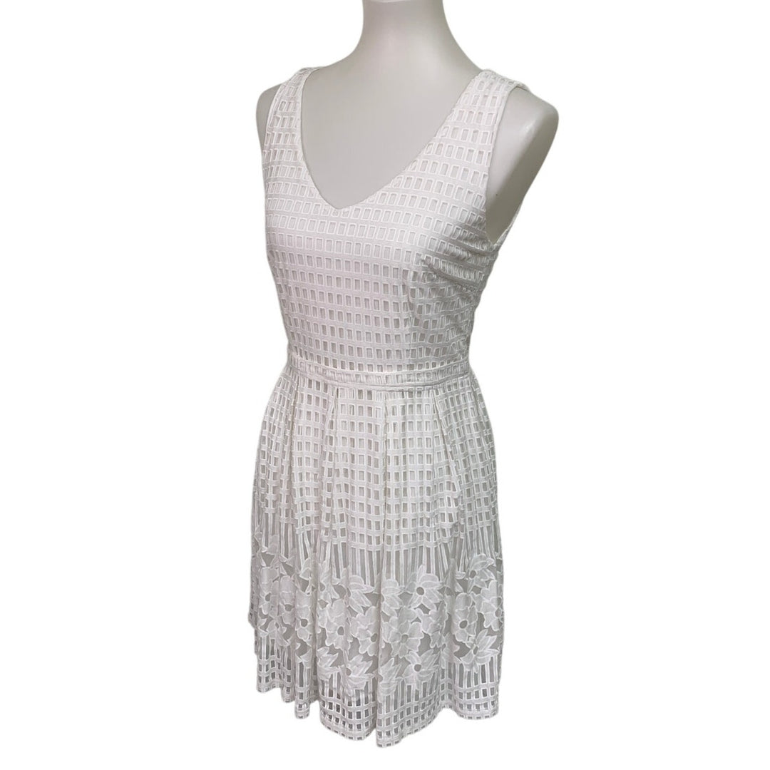 Everly Womens Medium White Sleeveless V-Neck Lace Back Zip Fit n Flare Dress