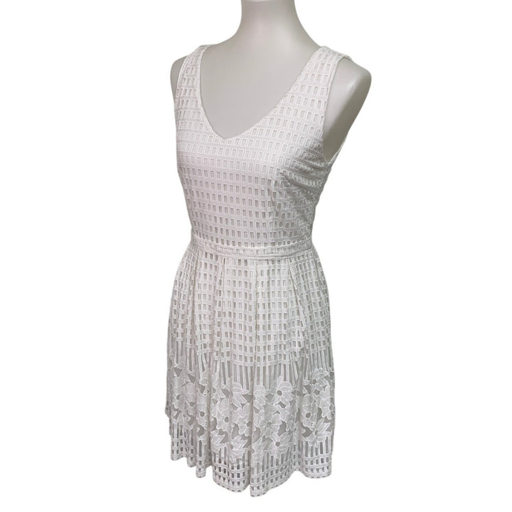 Everly Womens Medium White Sleeveless V-Neck Lace Back Zip Fit n Flare Dress