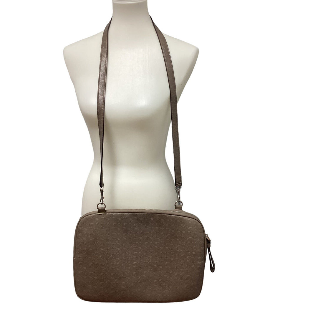 GUESS Crossbody Faux Leather Small Laptop Tablet Zippered Purse Handbag Bag Case