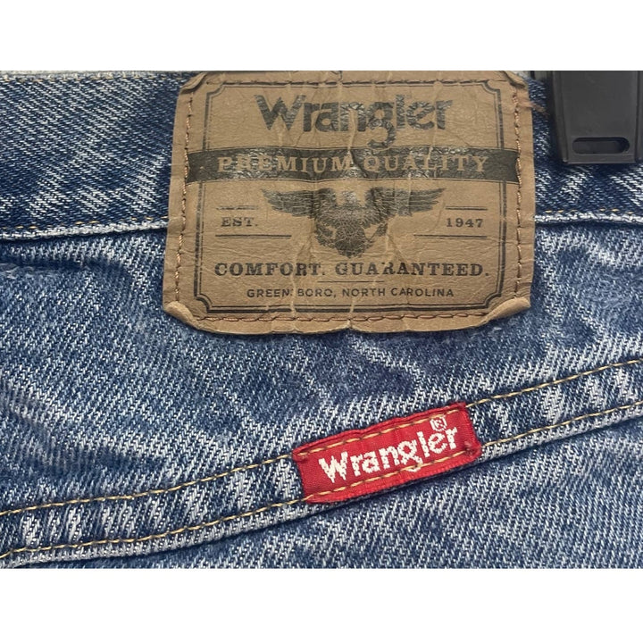 Wrangler Mens 33 X 30 100% Cotton Regular Fit Denim Blue Jeans Slight Distressed