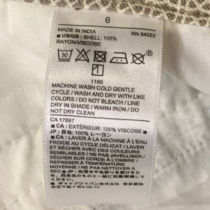 Banana Republic Size 6 100% Rayon Pleated Shorts Skort w Button Detail