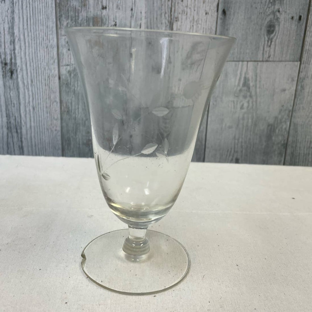 2 Vintage Delicate Glass Flower w Leaves Stemmed Drinking Water Glasses w Chip