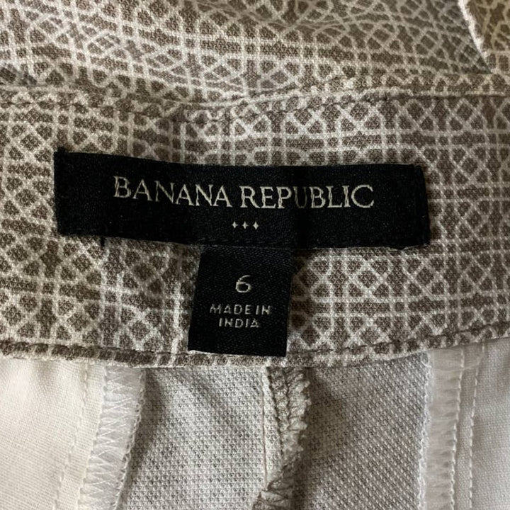 Banana Republic Size 6 100% Rayon Pleated Shorts Skort w Button Detail