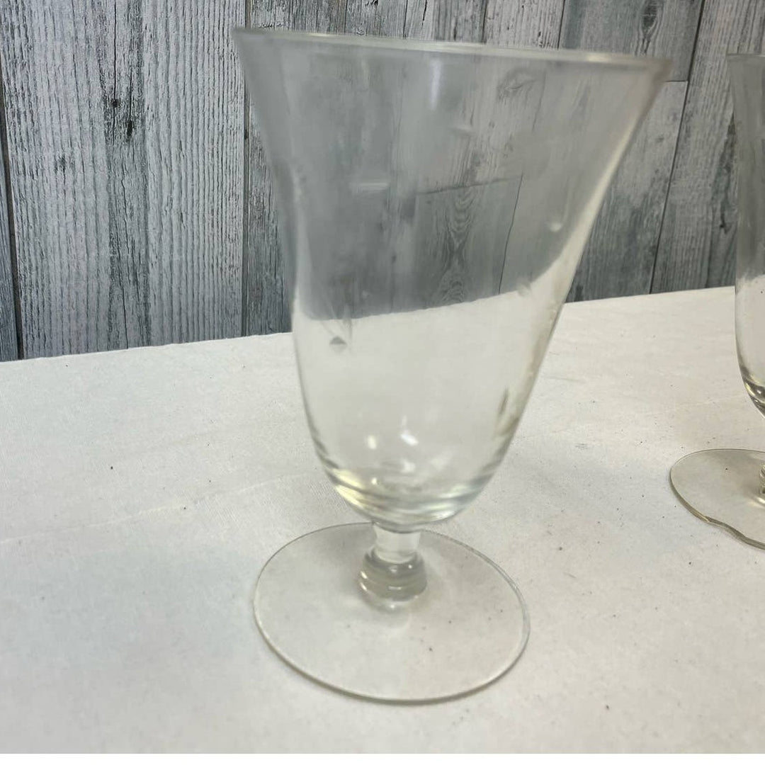 2 Vintage Delicate Glass Flower w Leaves Stemmed Drinking Water Glasses w Chip