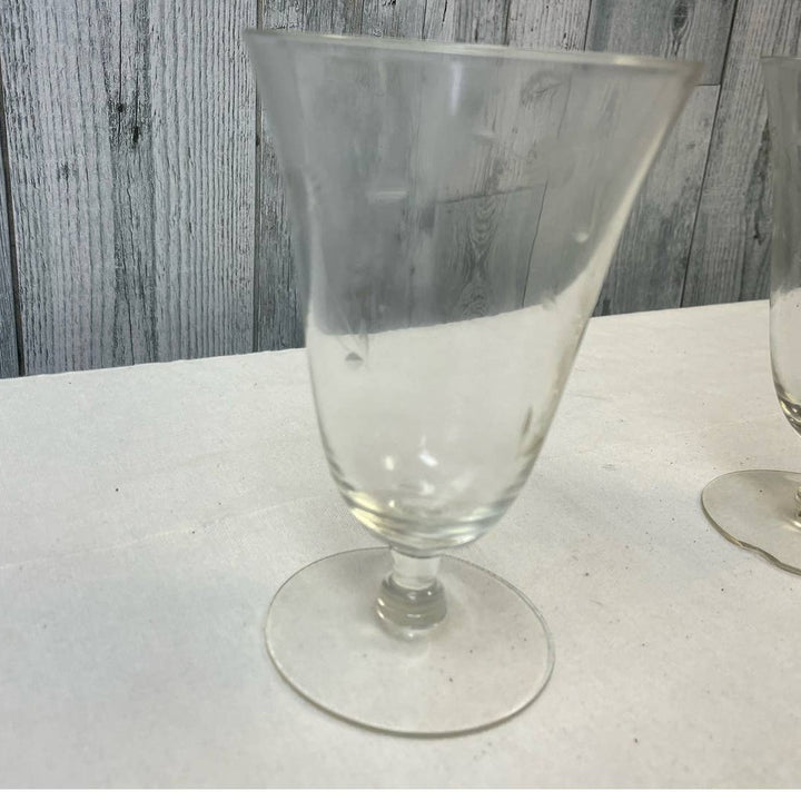 2 Vintage Delicate Glass Flower w Leaves Stemmed Drinking Water Glasses w Chip