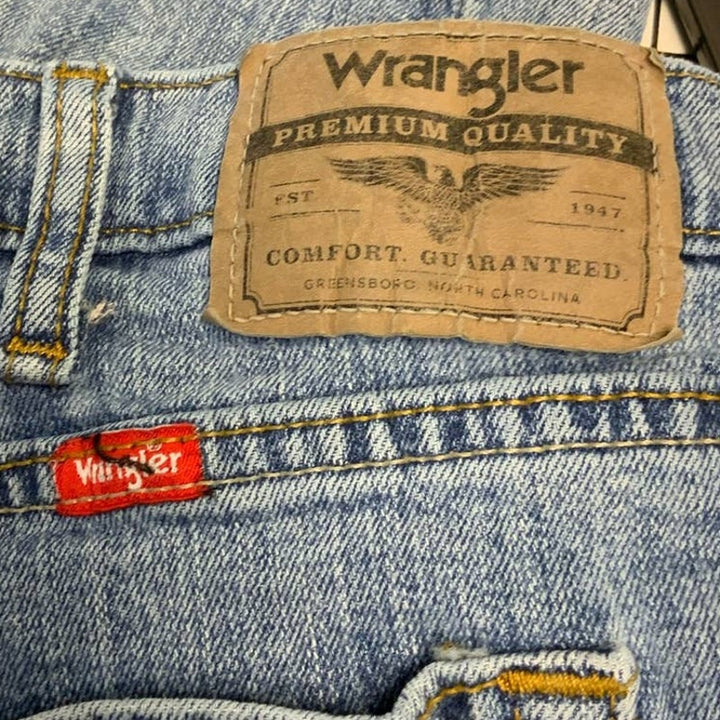Wrangler Mens 40 X 32 Relaxed Fit Cotton Blend Lighter Wash Denim Blue Jeans