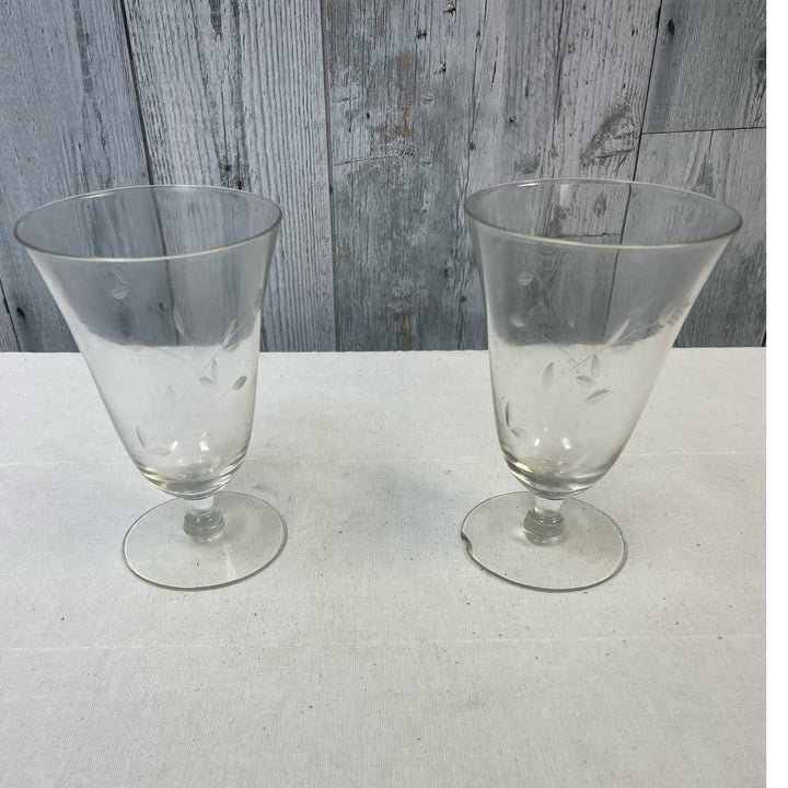 2 Vintage Delicate Glass Flower w Leaves Stemmed Drinking Water Glasses w Chip